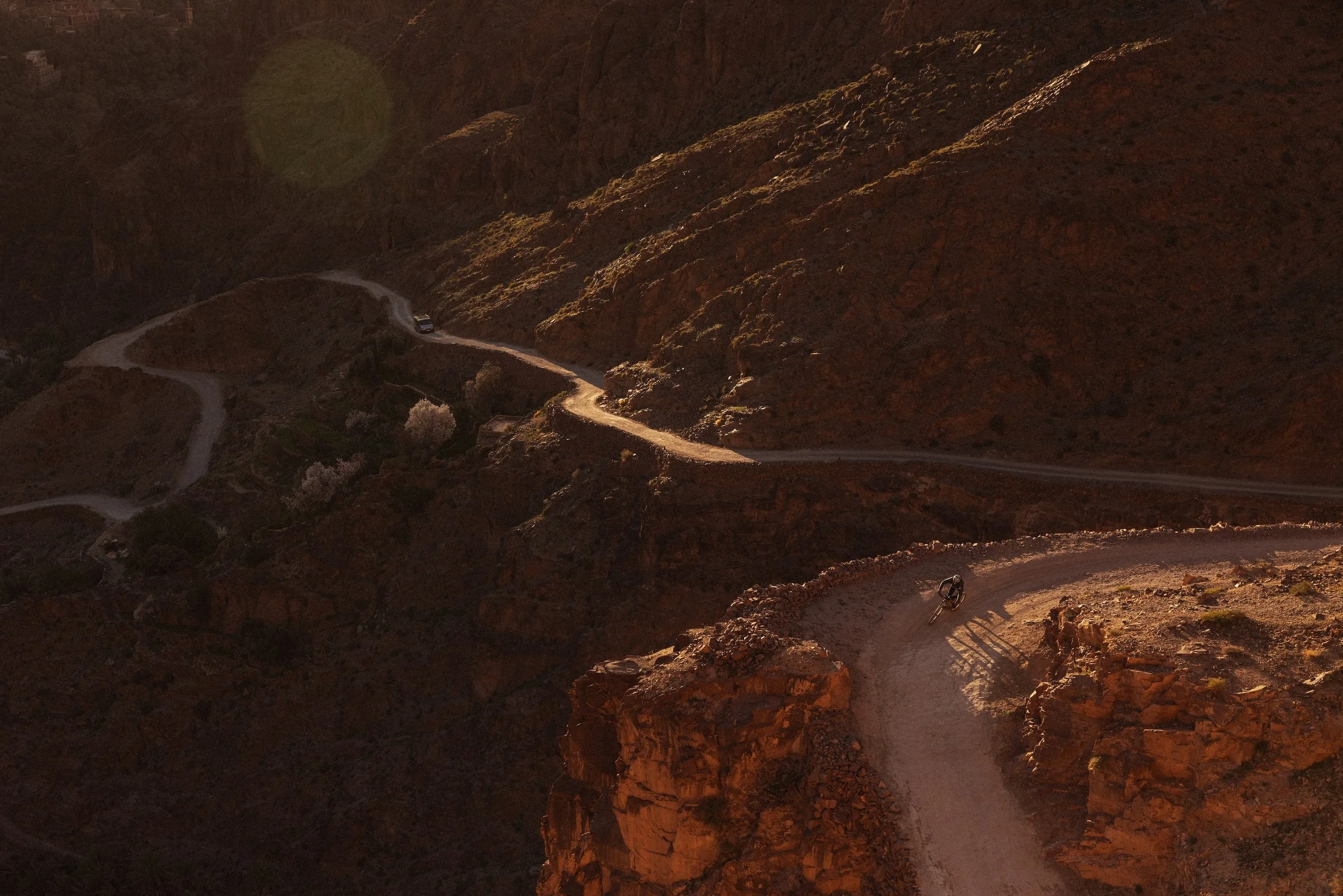 Adventure Project XP , piste au milieu des montagnes de l'atlas au maroc