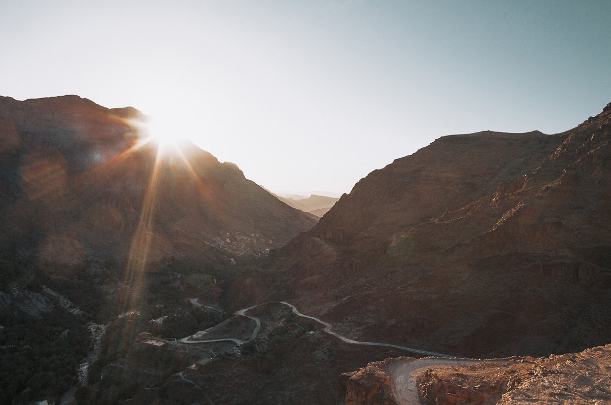 Paysage montagneux du Maroc avec une piste en terre sinueuse, organisation d'itinéraire d'aventure avec Adventure Project XP