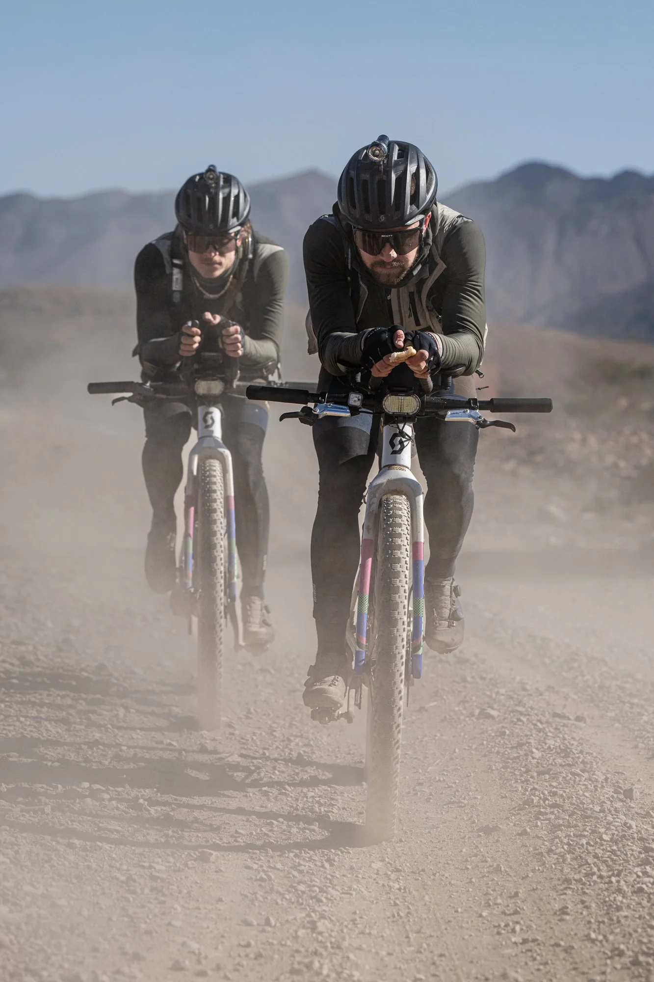Photographie de deux vététistes en pleine aventure dans le désert, avec Adventure project xp